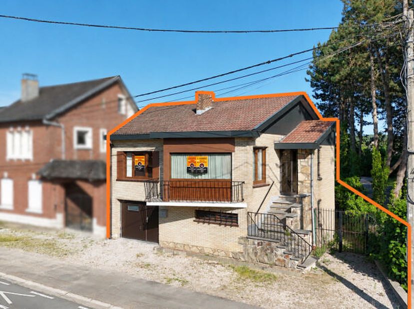 Jolie maison bel étage 3 chambres à rafraîchir (+/- 136m² d'après PEB) et studio indépendant (avec permis obtenu pour sa création) (+/- 49m² d'après P