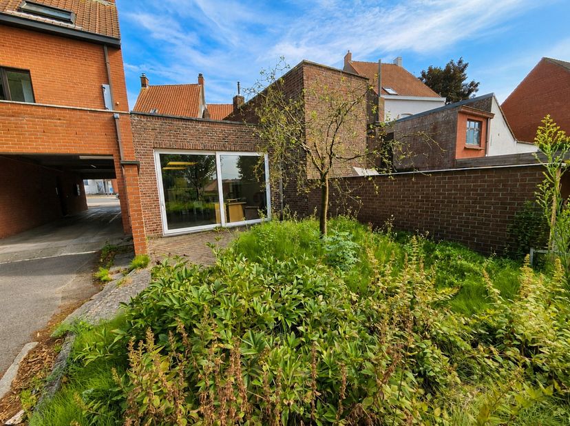 Bent u op zoek naar een woning met ruimte en vooral veel mogelijkheden? Deze verrassend ruime woning op een perceel van 390 m² biedt 183 m² bewoonbare