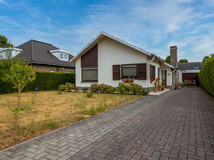 Welkom in de Meikeverlaan te&amp;nbsp;Wondelgem. Deze bungalow is gelegen&amp;nbsp;op een perceel van 437m²&amp;nbsp;en beschikt over een bewoonbare oppervlakte v