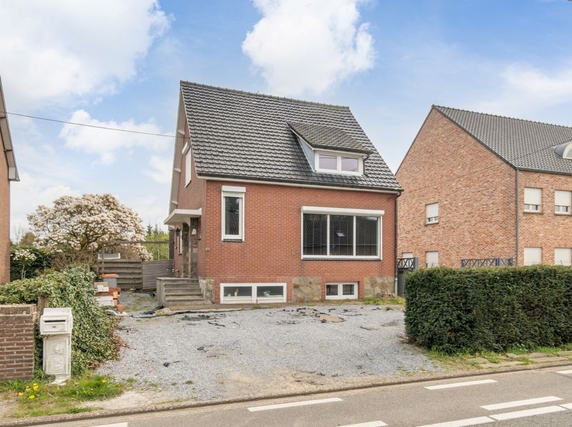Deze vrijstaande gezinswoning is gelegen op een perceel van 5a33ca langs de doorgangsweg van Neeroeteren - Rotem.<br />
De woning werd gebouwd in 1961
