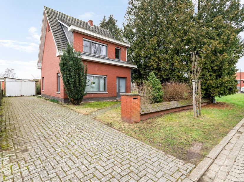 Vrijstaande woning op loopafstand van de dorpskern op ca 566 m² grond. <br />
De woning is inmiddels voorzien van nieuwe ramen met rolluiken en de vlo