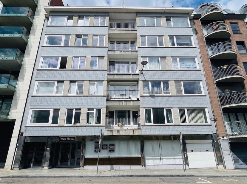 ***** OPTION ***** <br />
En bordure de la travée Sainte-Marie et tout proche du parc d'Avroy, un studio de 42m2 disponible à l'acte. Situé au calme à