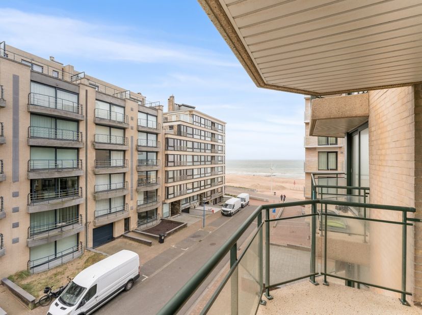 Découvrez cet appartement charmant et ensoleillé, offrant une belle vue latérale sur la mer, idéal pour ceux qui recherchent calme, tout en étant à pr