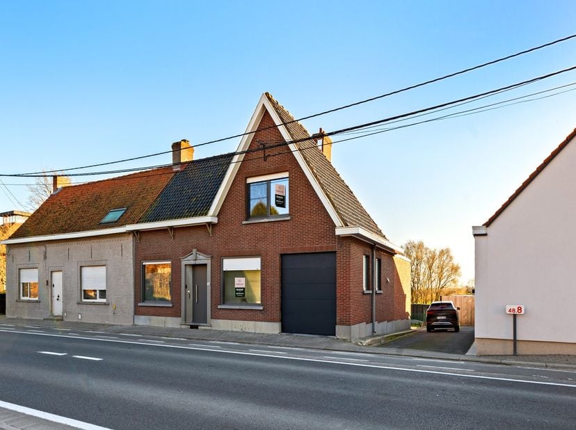 Deze halfopen bebouwing in Koolskamp combineert landelijke rust met een vlotte bereikbaarheid.<br />
<br />
De woning is gelegen op een zuidgericht pe