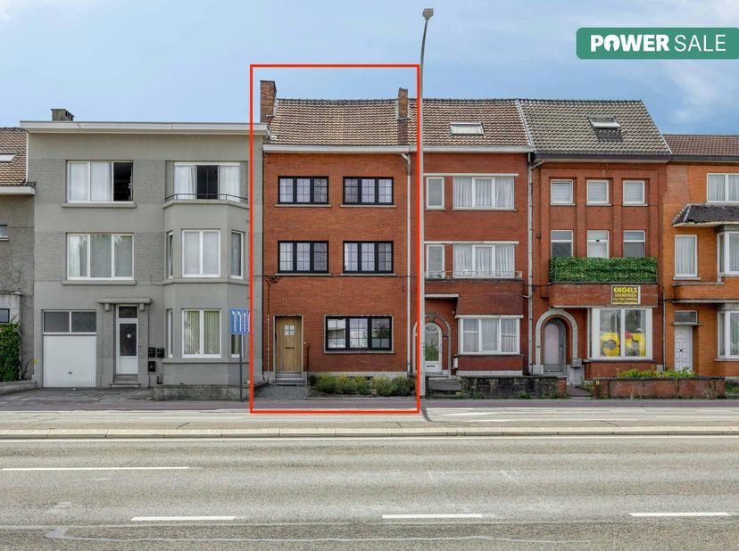 Deze charmante stadswoning werd grondig gerenoveerd en vormt vandaag een mooi harmonieus geheel. Achter de karaktervolle gevel schuilt ca. 190 m² bewo