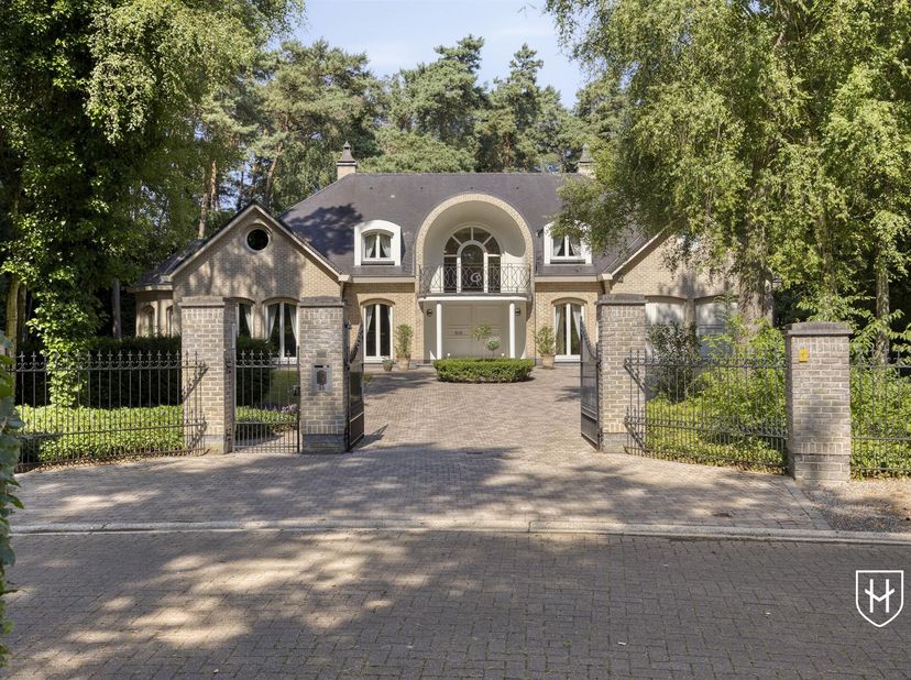 Exclusieve, royale villa met maar liefst 7 slaapkamers in prestigieuze villawijk te Maasmechelen<br />
<br />
Exclusieve, royale villa in prestigieu