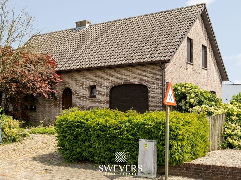 Voor meer info en foto’s, surf naar www.swevers.be – Op een ruim perceel van 980 m² in Heusden-Zolder ligt deze vrijstaande woning met een bewoonbare