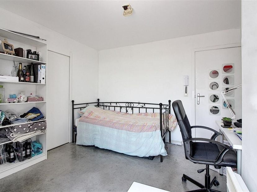 Séjour de +/- 15 m²,<br />
Coin cuisine semi-équipée avec évier, frigo et taque électrique,<br />
Salle de bain comprenant douche et meuble lavabo,<br