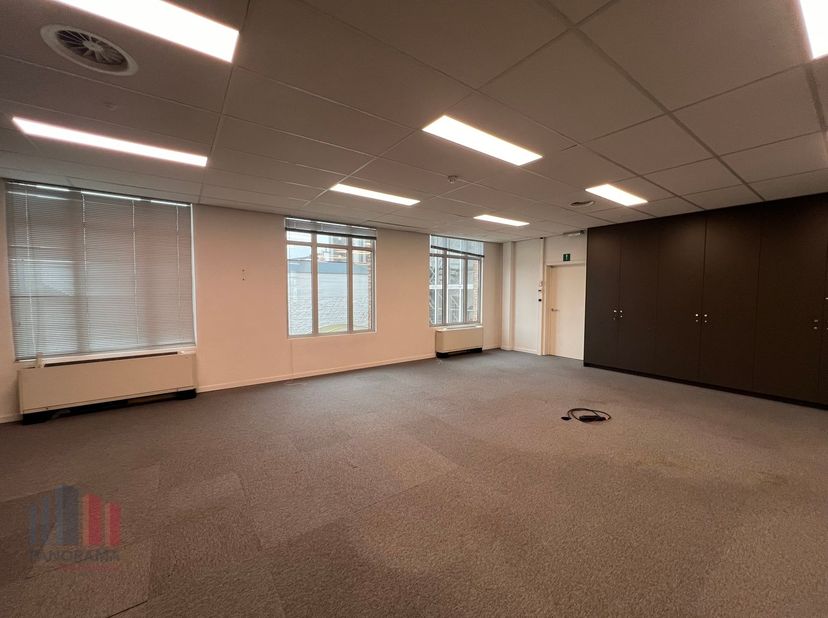 Uniek gelegen instapklare kantoren van 521m² te huur op slechts 2 km van het centrum van Gent en op amper 2 min van de E17-E40.<br />
<br />
De kantoo