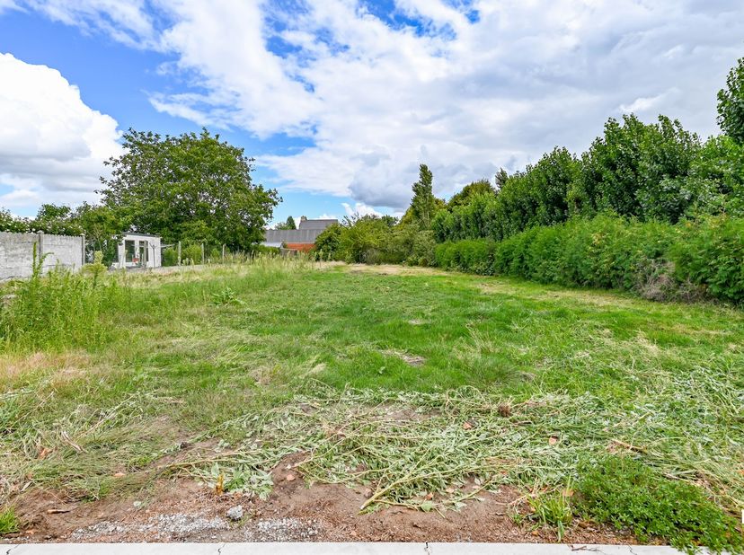 Deze ruime bouwgrond van 716 m² beschikt over een perceelbreedte van 12 meter en een mooie perceeldiepte van circa 59,70 meter. Het perceel is gelegen