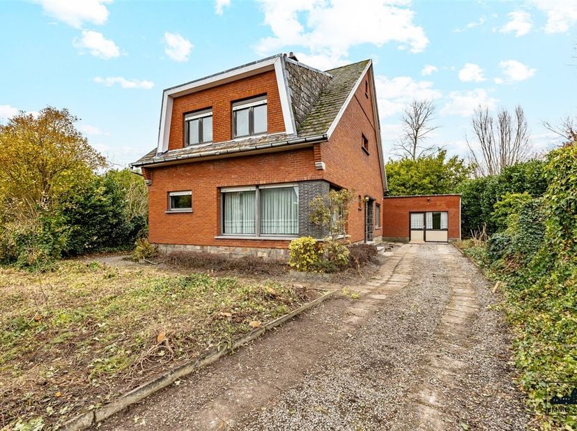 De woning (perceel 1.028 m²) biedt tal van mogelijkheden voor renovatie, uitbreiding of herbouw, binnen de geldende stedenbouwkundige voorschriften.<b