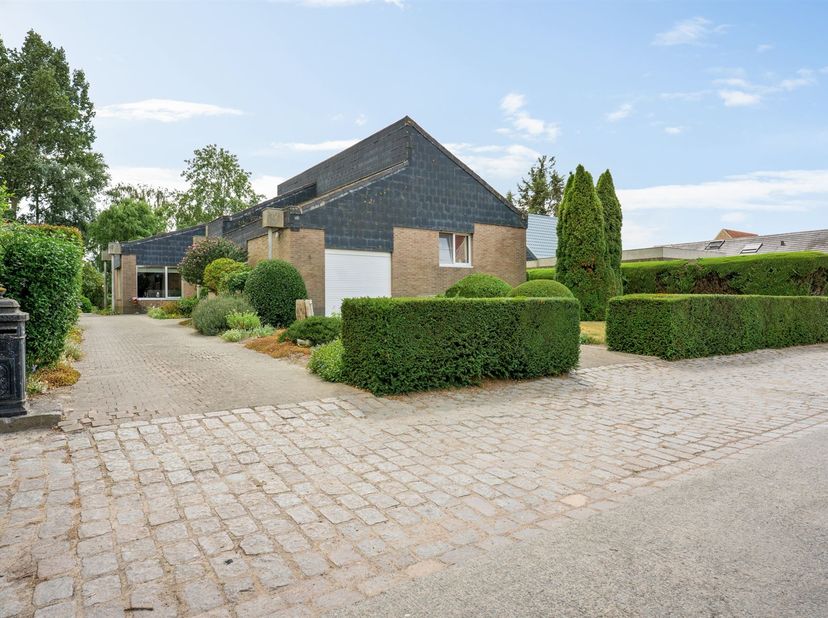 Open bebouwing op ruim perceel van 1.611 m² in Grembergen.<br />
<br />
<br />
Deze vrijstaande woning heeft een rustige ligging in Grembergen, met e