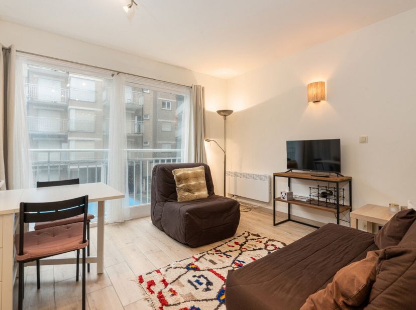 Te koop: gerenoveerde studio in de Steekspelstraat, Koksijde, op 10 meter van de Zeedijk! Deze gerenoveerde studio ligt in het centrum van Koksijde, i
