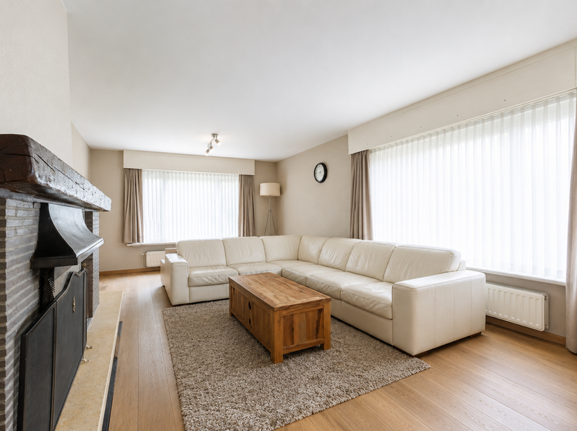 Deze vrijstaande woning bevindt zich in een residentiële wijk nabij het centrum van Roeselare. Dankzij de rustige maar centrale ligging geniet u van e