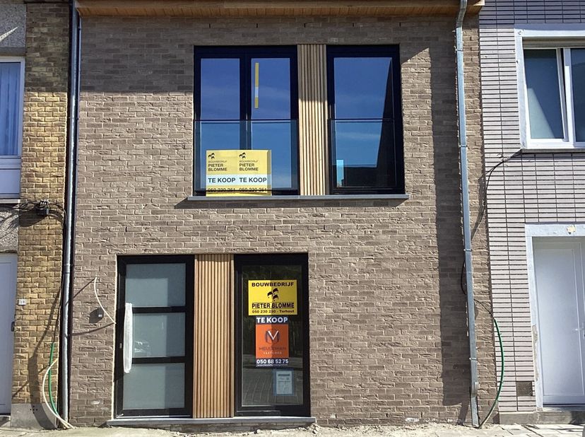 Gesloten bel-etagewoning met verrassend veel ruimte-benutting.<br />
De woning wordt opgetrokken in drie niveaus. Op de gelijkvloerse verdieping wordt