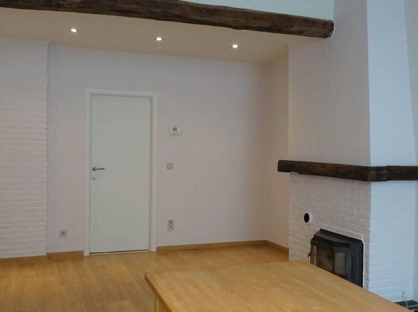 Beschikbaar vanaf 1/9/2026. Dit gezellig appartement bevindt zich op de 1ste verdieping (geen lift). De living is L-vormig en heeft 2 grote ramen die