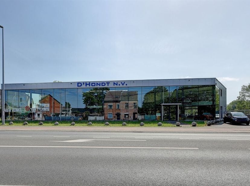 Dit energiezuinige handelsgelijkvloers is gelegen op een uitstekende locatie op een verbindingsbaan tussen Dendermonde en Zele. De ligging is centraal