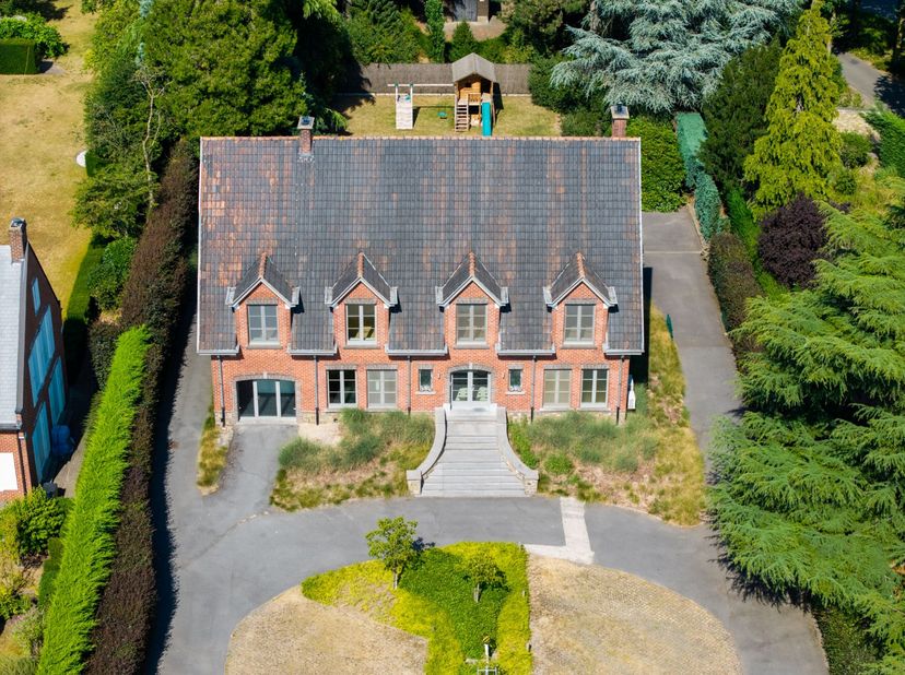 Op een boogscheut van het centrum van Waregem bevindt zich deze ruime en statige villa met tuin. Dankzij de royale bewoonbare oppervlakte, de volledig