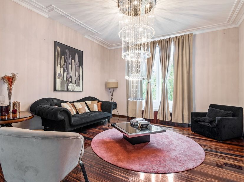 Locatie: Op de Rembrandtstraat in 2018 Antwerpen staat dit ruim en instapklaar triplex appartement te koop. Het appartement is gelegen op een toplocat