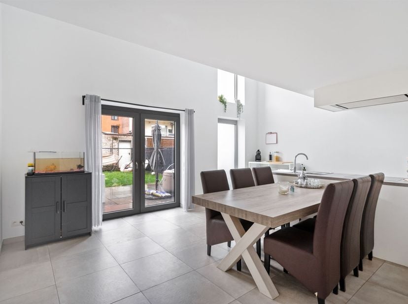 Deze recente woning (2019) is gelegen in de rustige en aangename wijk Koklenberghof, midden in het centrum van Sint-Niklaas. Het biedt de perfecte com