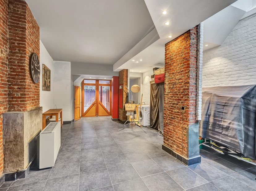 Voor meer info of een bezoek, bel 053 59 49 32 - Dit commercieel gelijkvloers van 144m² biedt een aantrekkelijke en veelzijdige ruimte voor uiteenlope