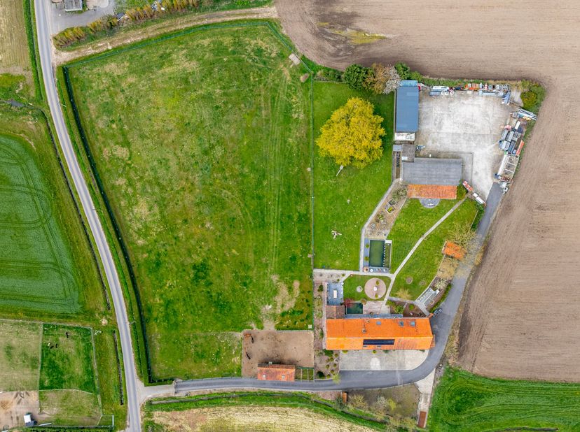 Charmante hoeve met tal van mogelijkheden en loods is op zoek naar nieuwe eigenaars!<br />
Bij binnenkomst van de woning kan je meteen een gastentoile