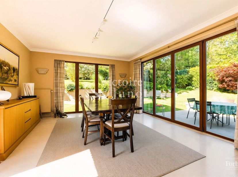 In een tuin van groen in het hart van een residentiële wijk in Ukkel, biedt deze prachtige villa in uitstekende staat een zeldzame woonomgeving die el