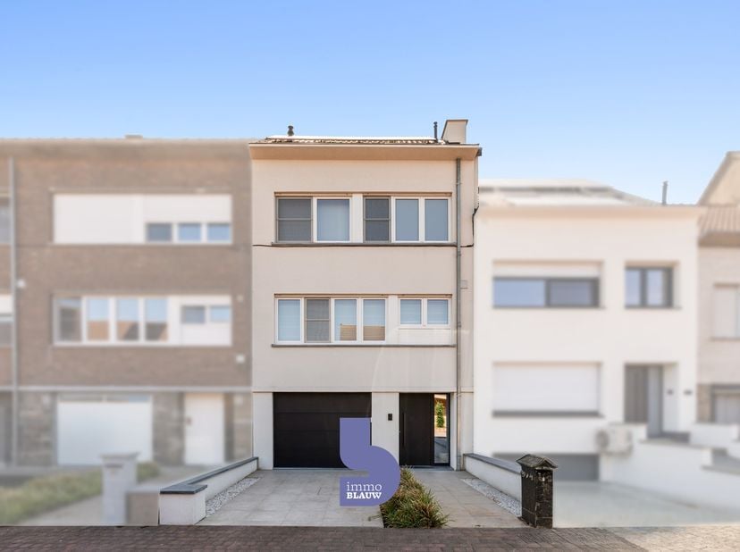Deze volledig gerenoveerde rijwoning is rustig en residentieel gelegen in de geliefde Vuurtorenwijk te Oostende, vlak bij winkels, kinderopvang, openb