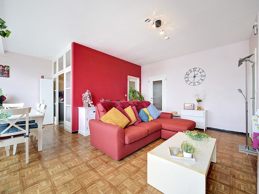 Easyhome Immobilier nodigt u uit om dit aangename appartement met 2 slaapkamers te ontdekken, ideaal gelegen in Gilly, in de onmiddellijke nabijheid v