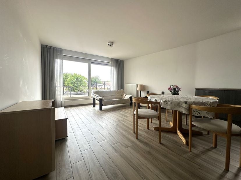 Appartement 2 chambres avec terrasse <br />
En entrant dans l'appartement, vous découvrez un agréable espace de vie baigné de lumière naturelle. La cu