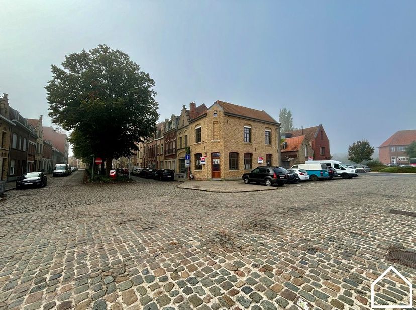 Dit uniek polyvalent eigendom, voorheen gekend als 'den abbatoir' is gelegen in de authentieke stadskern Ieper, Veemarkt.<br />
<br />
Daar de nabijhe