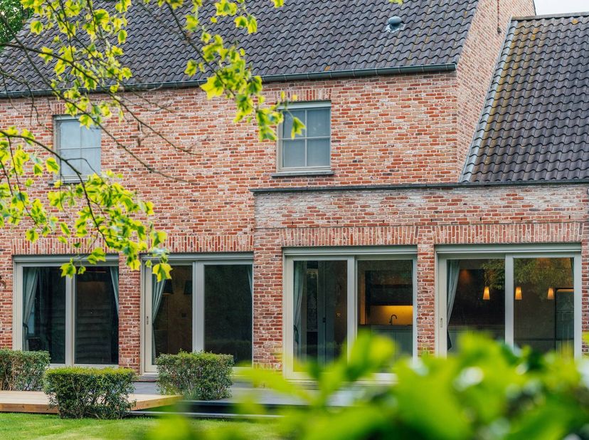 Cette villa prête à emménager et aux finitions exceptionnelles, construite en 2003, est située dans un quartier résidentiel calme et résidentiel près
