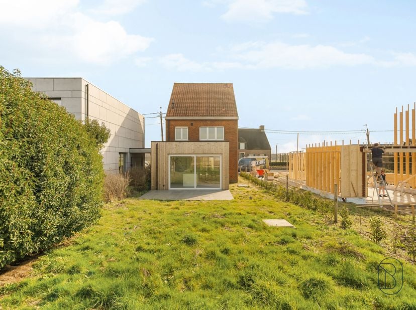 Bent u op zoek naar een instapklare woning op een rustige locatie, omgeven door groen en met prachtige vergezichten? Dan is deze volledig gerenoveerde