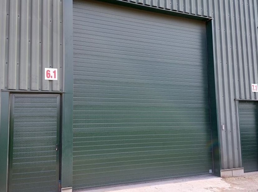 Bedrijfshal met een gelijkvloerse oppervlakte 281 m² te huur, opgedeeld als volgt: 187 m² bedrijfshal, 31 m² bureel, 63 m² stockageruimte. Daarbovenop
