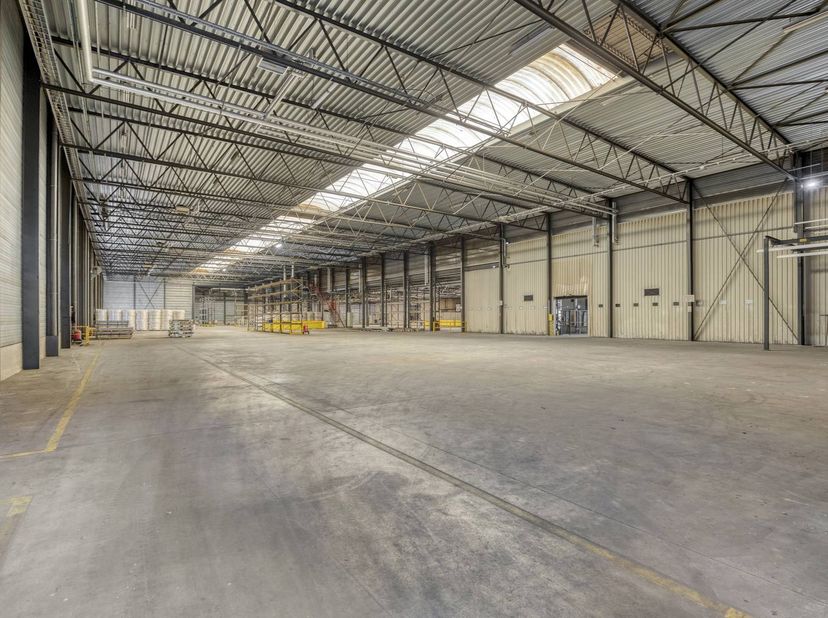 Ce centre de distribution récent est situé à Dilsen-Stokkem, stratégiquement situé entre l'E314 et la frontière néerlandaise, avec une combinaison d'e