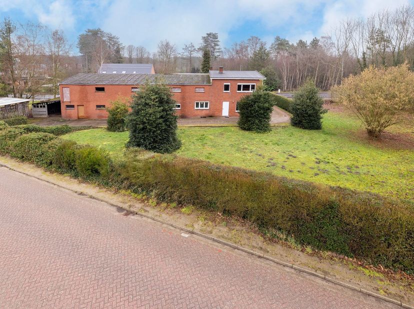 Te renoveren woning met 245m² stallingen.<br />
<br />
* Landbouwgebouw.  Wanneer men deze voor residentieel wonen wenst te gebruiken is een functie