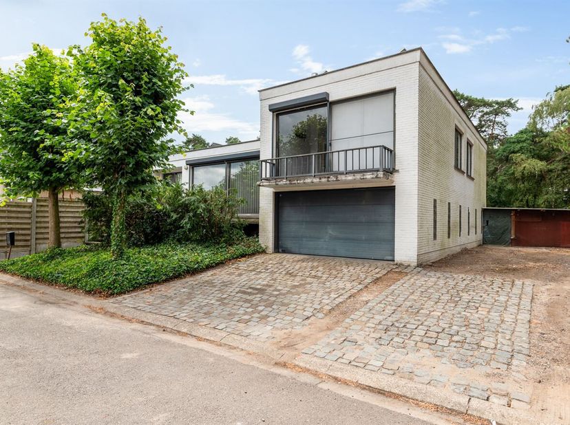 Split-level gezinswoning met 4 slaapkamers (mogelijk 5), garage en tuin<br />
Deze op te frissen split-level gezinswoning met 4 slaapkamers (mogelijk