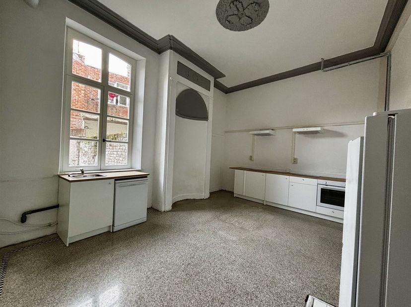 A louer : Maison de maître rénovée de 7 à 9 pièces idéale pour les entreprises (Sint-Truiden)<br />
<br />
Vous êtes une entreprise à la recherche d