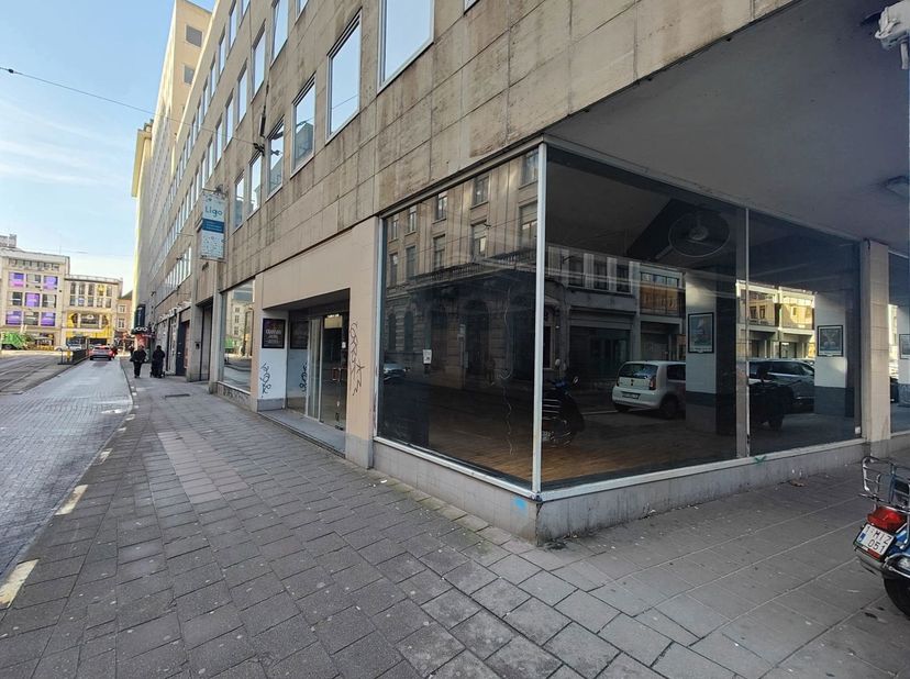 Situé dans un emplacement central sur la Sint-Katelijnevest, cet espace commercial pop-up spacieux offre de nombreuses possibilités pour des concepts