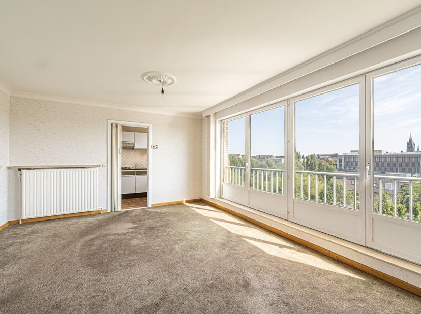 - Ruim 3 slaapkamer appartement met grote garage in Ieper<br />
- Indeling: Inkomhal, lichtrijke woonkamer met zicht op de historische stadskern, apar