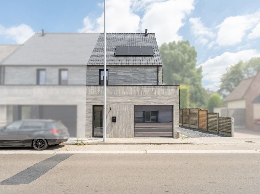 Te koop: moderne halfopen bebouwing in Ooigem, centraal gelegen nabij invalswegen en het centrum. Deze nieuwbouwwoning uit 2025 combineert hedendaags