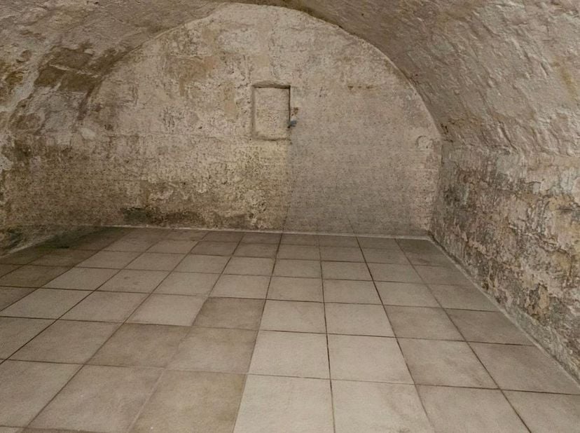 Ruime woning met 4 slaapkamers en garage in het centrum van Maaseik<br />
<br />
Deze woning beschikt op het gelijkvloers over een inkomhal, een hande