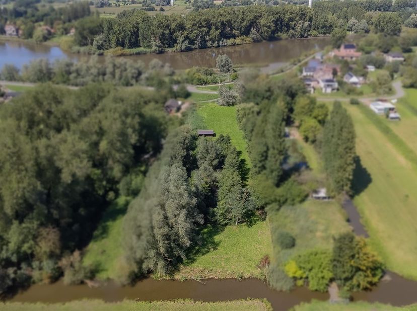 Exclusieve bouwgrond te koop op de Sint-Onolfsdijk te Dendermonde. Ontdek deze uitzonderlijke kans om uw droomwoning te realiseren op een prachtig per