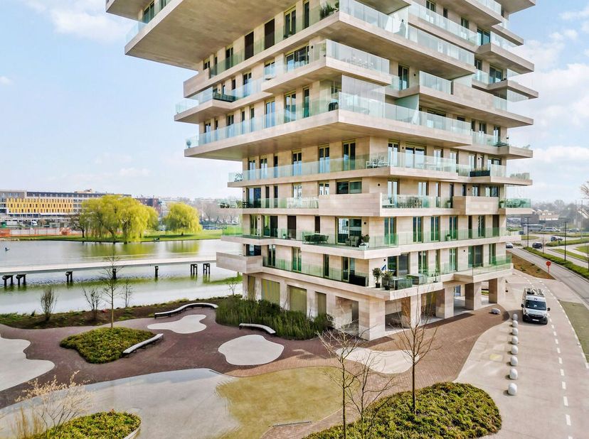 Ontdek dit prachtig afgewerkte appartement met twee slaapkamers, waar luxe, comfort en een unieke ligging perfect samenkomen. De grote raampartijen zo