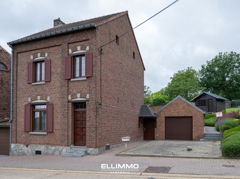 Zeer charmante woning van 138m2 met 2 slaapkamers, gelegen op een zeer leuke locatie in Kleine-Spouwen met een zalige, grote tuin en een garage. Geleg