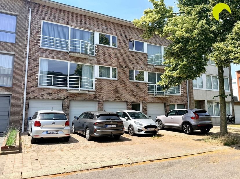 In de populaire Buizegemwijk te Edegem, vinden we dit  ruim 2 slaapkamer appartement gelegen op de eerste verdieping van een verzorgd gebouw terug. Op