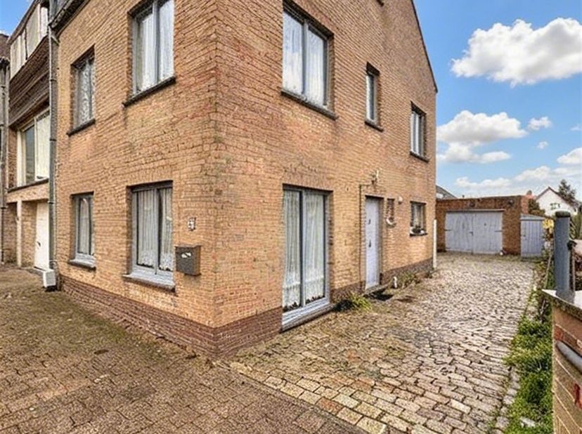 In de Macquynstraat in Blankenberge, in een rustige straat, bevindt zich deze ruime woning met drie slaapkamers en een aparte garage. De woning is op
