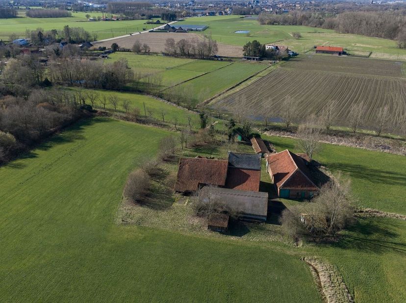 Te renoveren hoeve met bijgebouwen op 30.680m². <br />
De hoeve heeft als bestemming landschappelijk waardevol agrarisch gebied en is opgenomen als bo