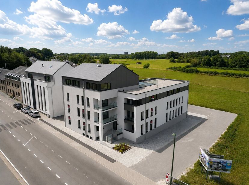 ERA B-LUX stelt u met plezier dit prachtige appartement van 106 m² met twee slaapkamers voor, ideaal gelegen in het centrum van Bastenaken.Het apparte