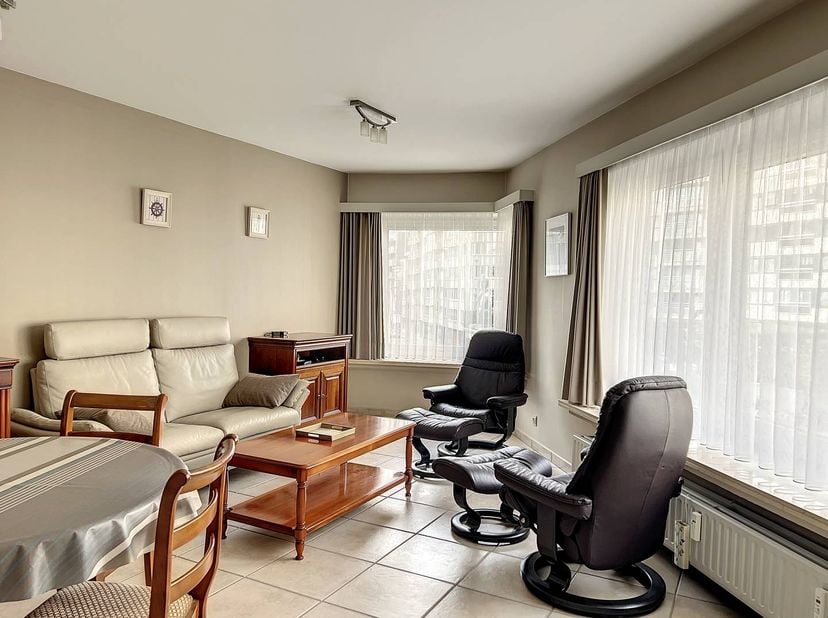 Gemeubeld twee slaapkamer appartement te huur in Oostende. Dit proper en verzorgd appartement bevindt zich op de tweede verdieping van een rustig gebo